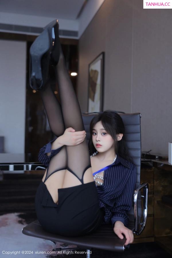   [XiuRen]高清写真图 2024.04.11 No.8373 王心悦 OL制服第73张图片